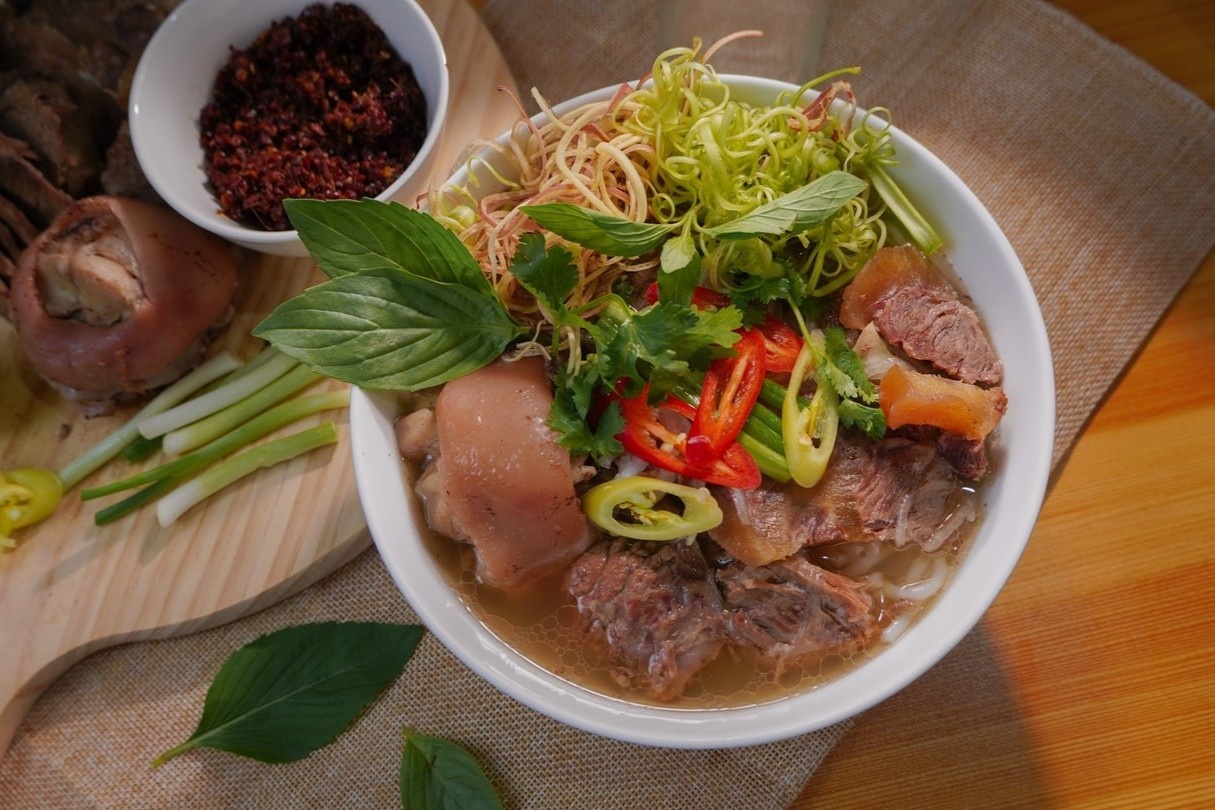 Nau bun bo tai nha khong kho nhung mat nhieu thoi gian hinh anh