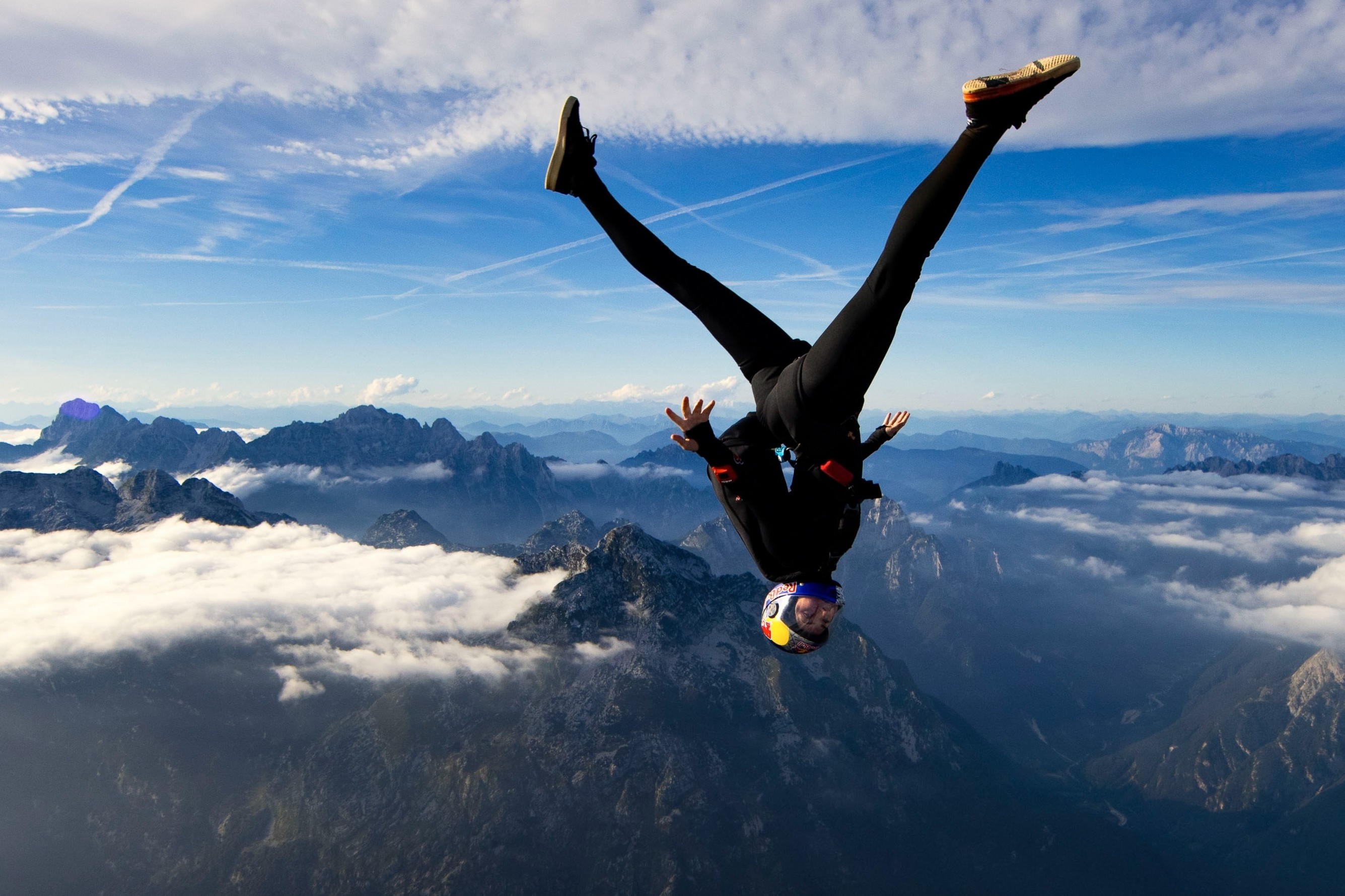 Nu vu cong nhay mua giua khong trung hinh anh