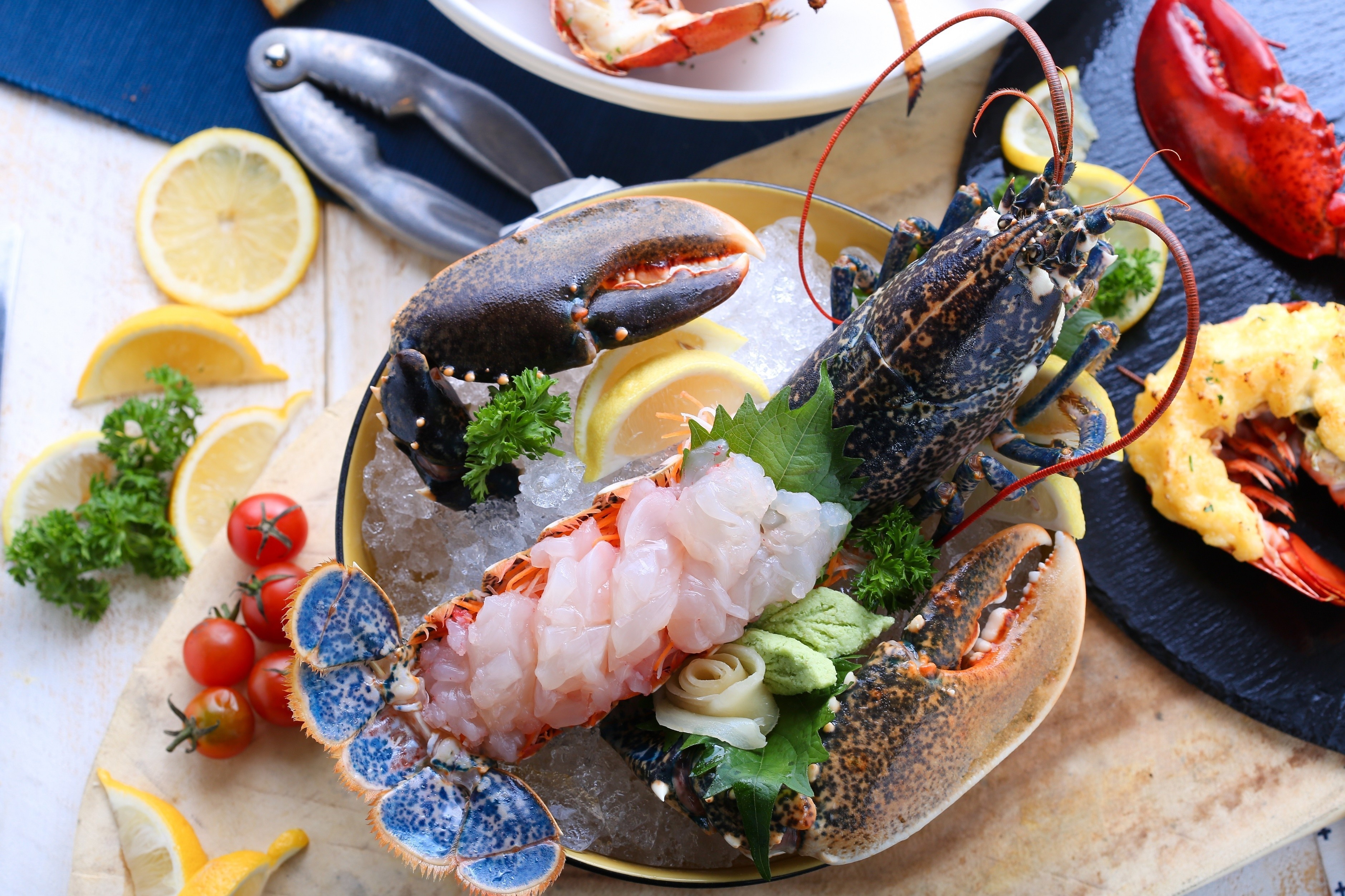 Xem dau bep che bien mon tom hum xanh quy hiem hinh anh