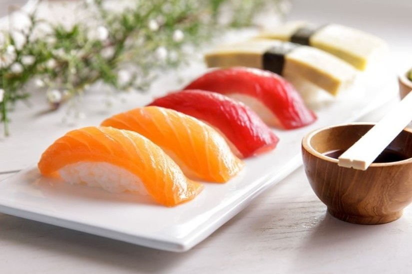 Dau bep huong dan lam sushi chuyen nghiep hinh anh