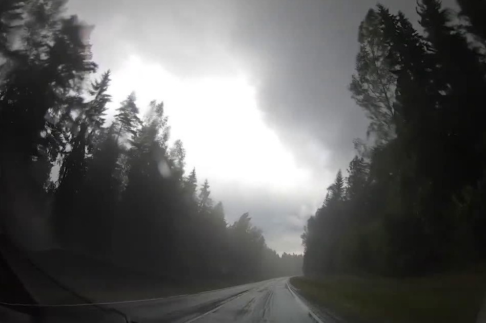 Khach du lich lai xe xuyen qua con bao hinh anh