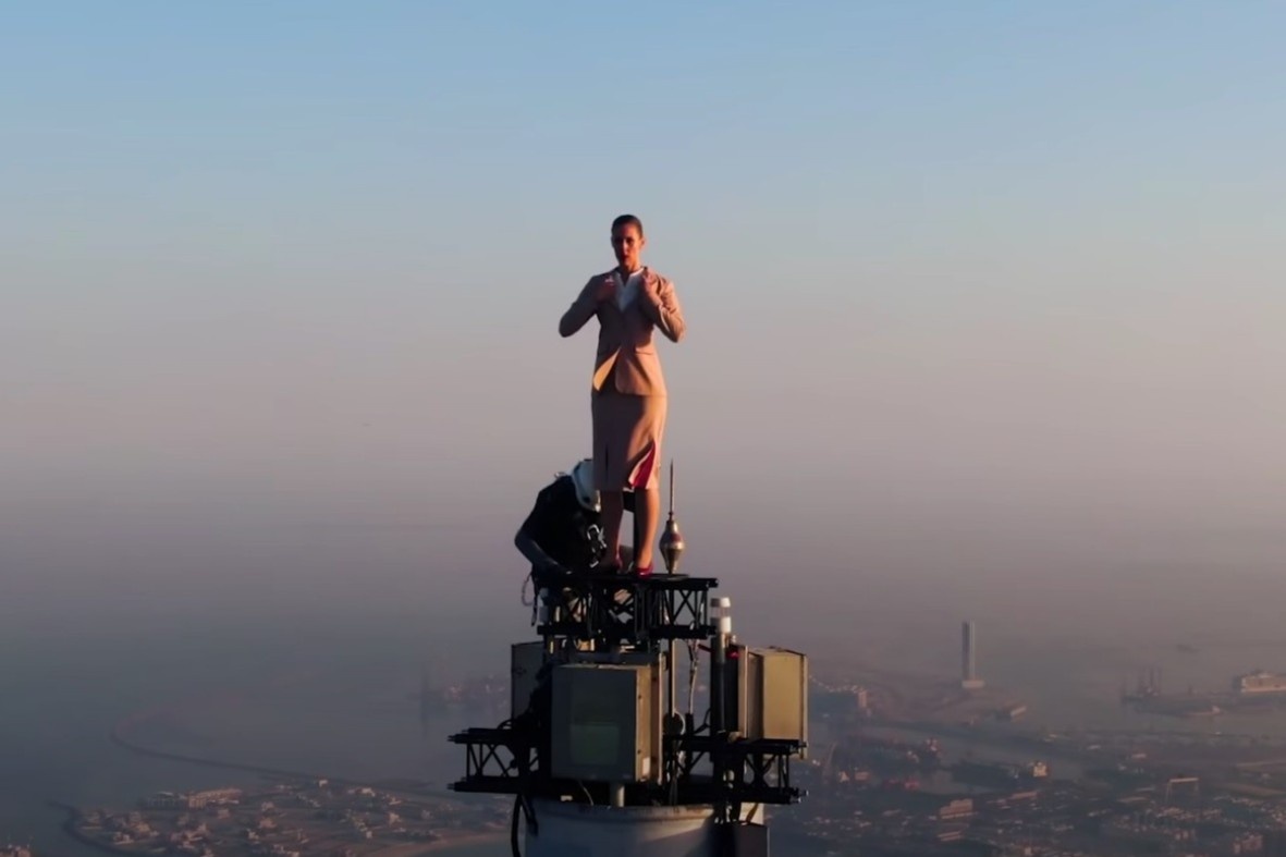 Dien vien quay phim tren dinh toa thap cao nhat the gioi o Dubai hinh anh