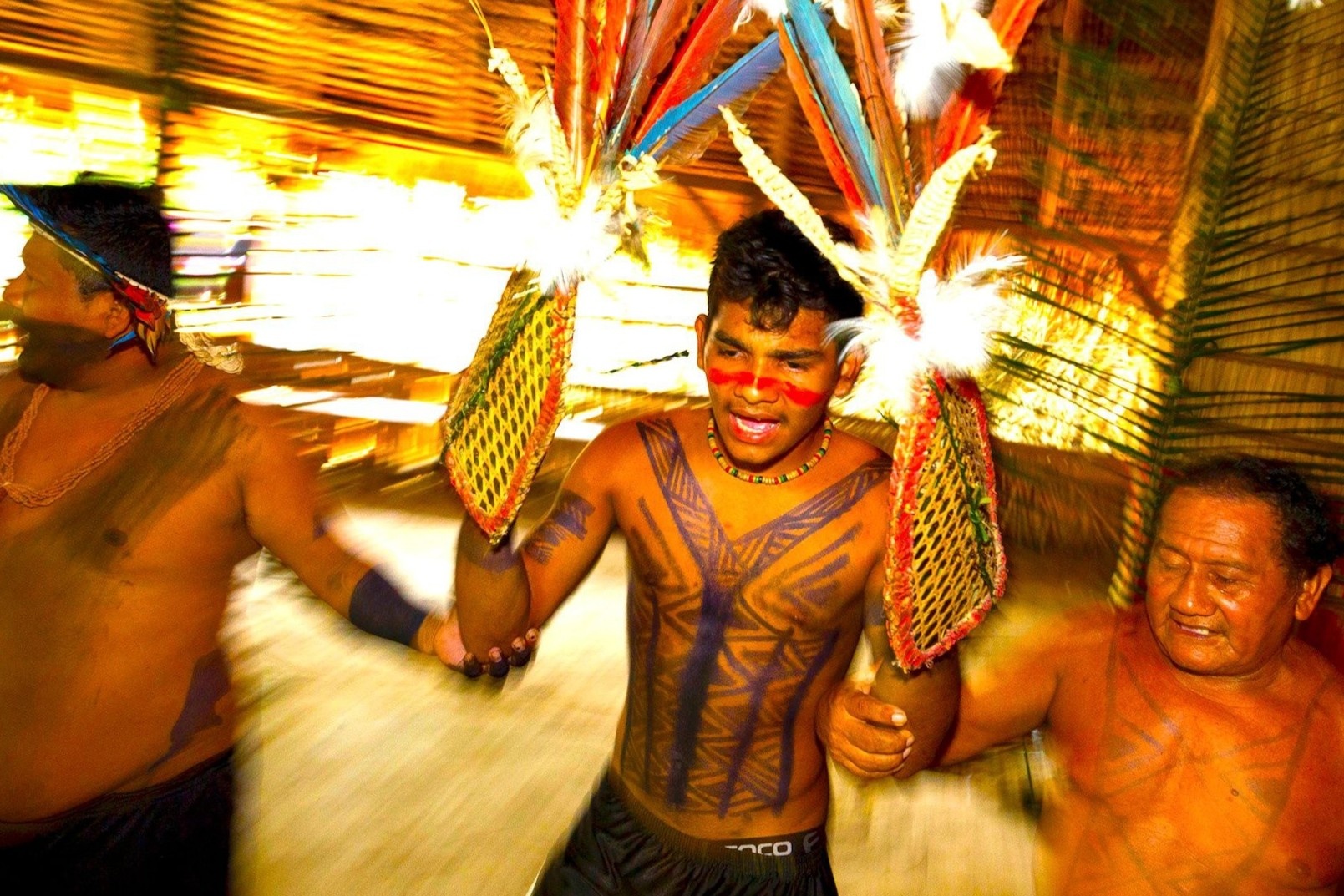 Thanh nien bo lac chap nhan kien dot de tro thanh dan ong hinh anh