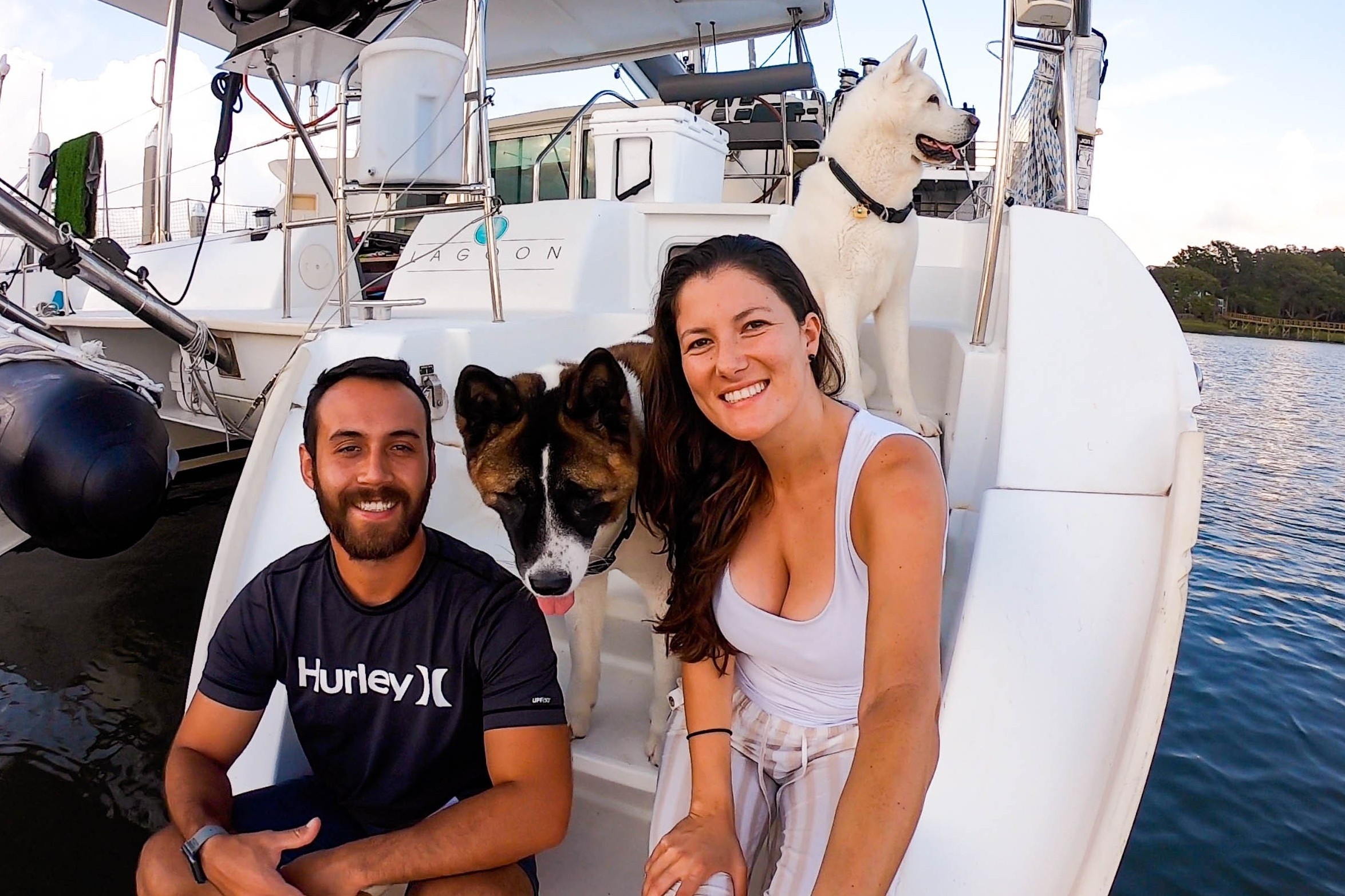 Cap doi di thuyen vong quanh the gioi, dieu hanh cong ty ngoai khoi hinh anh