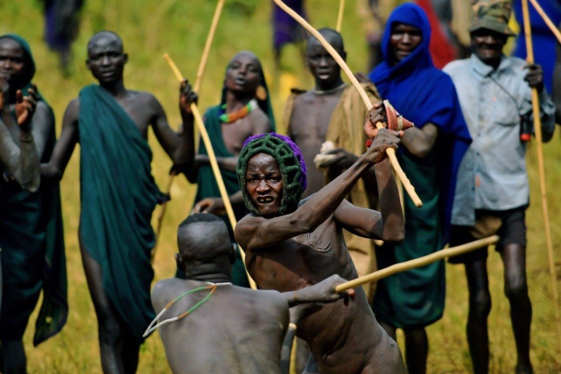 Thanh nien bo toc Surma tham gia le hoi dam mau de cuoi vo hinh anh