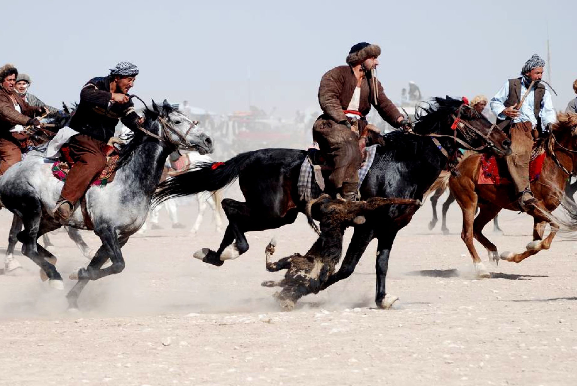 Mon the thao nguy hiem duoc ham mo cuong nhiet tai Afghanistan hinh anh