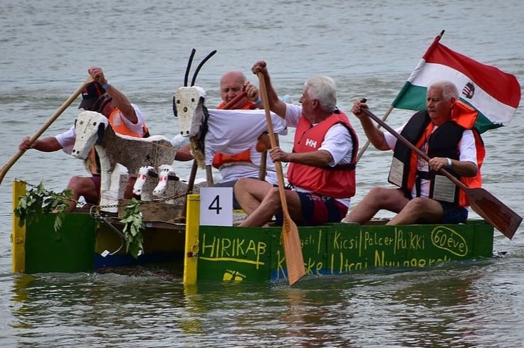 Thuyen lam tu thung giay va phu tung xe dap trong cuoc dua o Hungary hinh anh