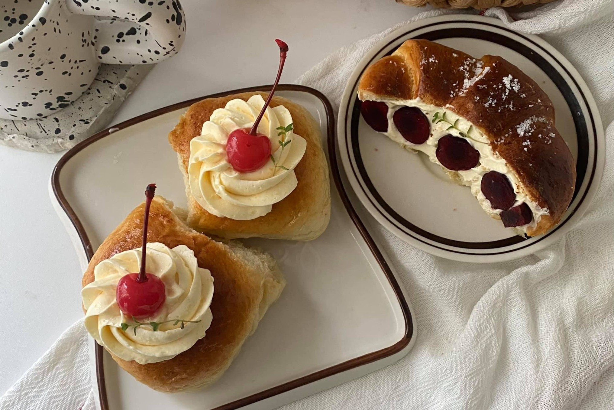 Thu vui lam banh cua gioi tre ngay gian cach hinh anh