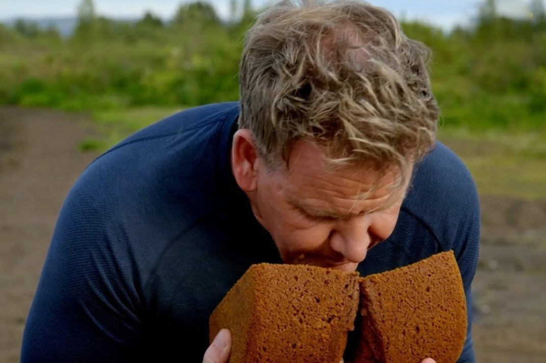 Gordon Ramsay trai nghiem banh mi nuong duoi long dat o Iceland hinh anh