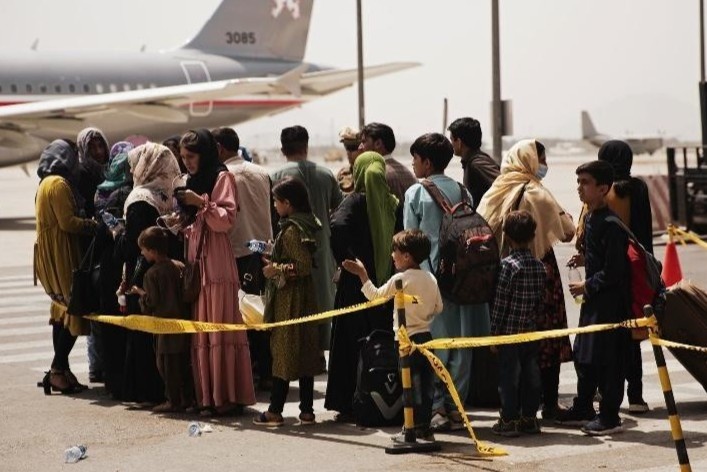 Chai nuoc gia 40 USD, dia com 100 USD tai san bay Kabul hinh anh