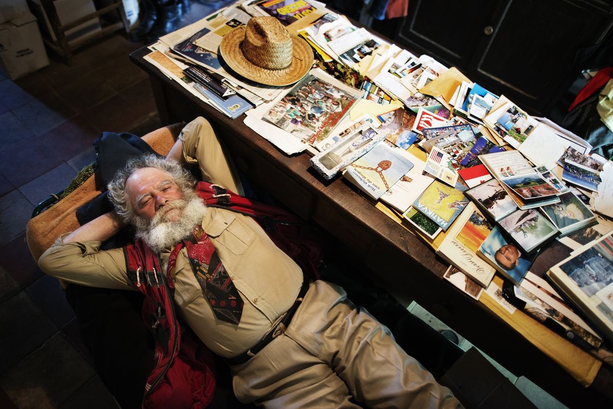 Nguoi dan ong cuoi cung trong thi tran ma o Italy hinh anh