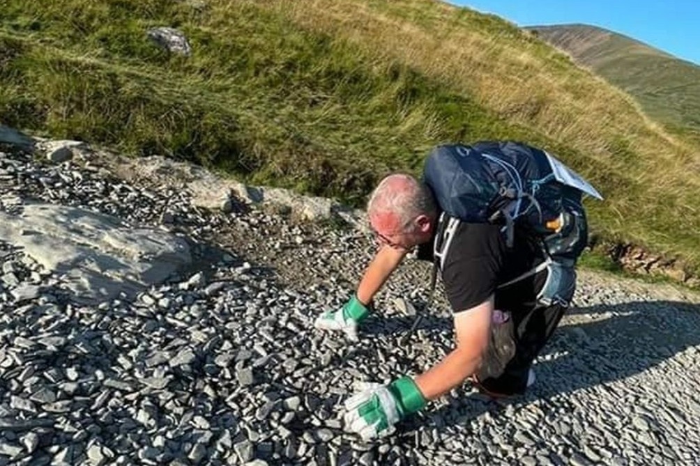 Nguoi dan ong mat 2 chan chinh phuc dinh nui cao nhat xu Wales hinh anh