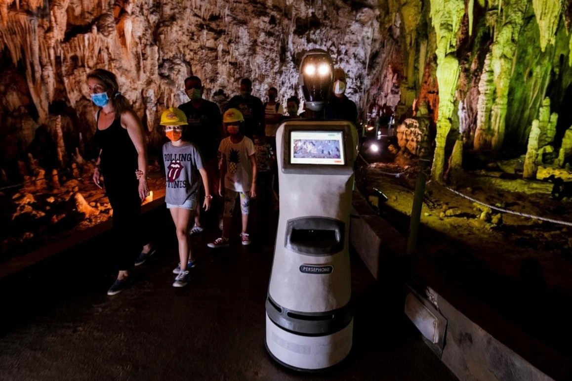 Robot huong dan vien noi duoc 33 ngon ngu o Hy Lap hinh anh