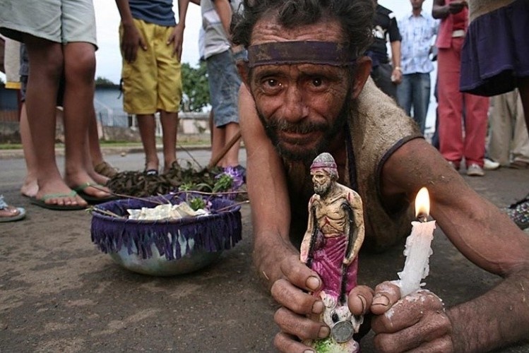 Bo quang duong 10 km trong le hoi ton giao lon nhat Cuba hinh anh