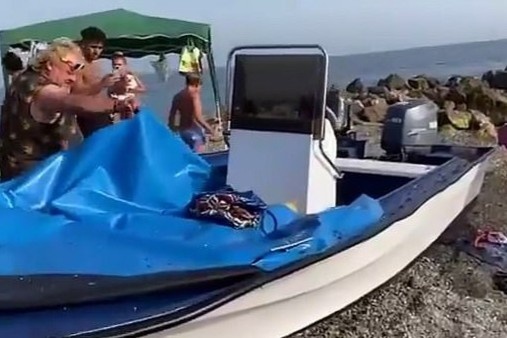 Du khach khong che ke buon 800 kg ma tuy tren bai bien hinh anh