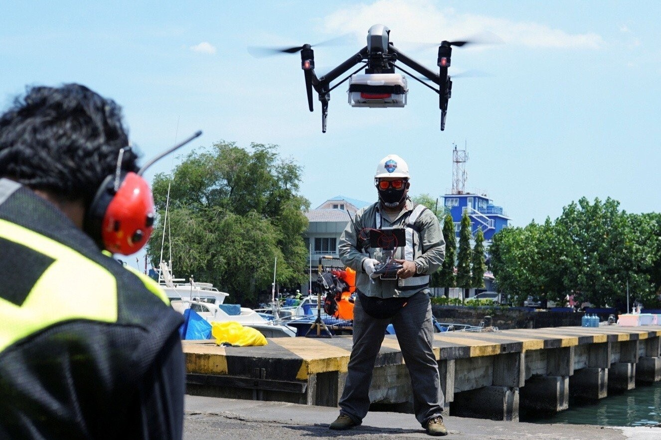 Giao do an cho benh nhan Covid-19 bang drone o Indonesia hinh anh