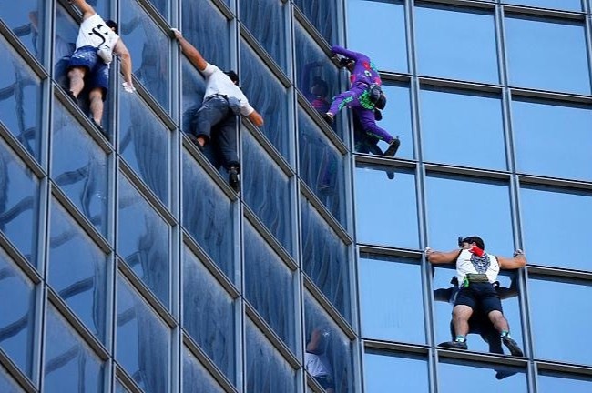 'Nguoi nhen' leo len toa nha choc troi o Paris bang tay khong hinh anh