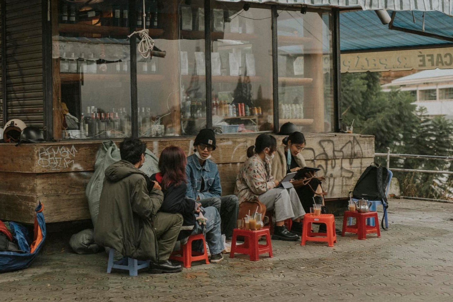 Nguoi Da Lat ra duong uong ca phe, an sang tu 5h30 hinh anh