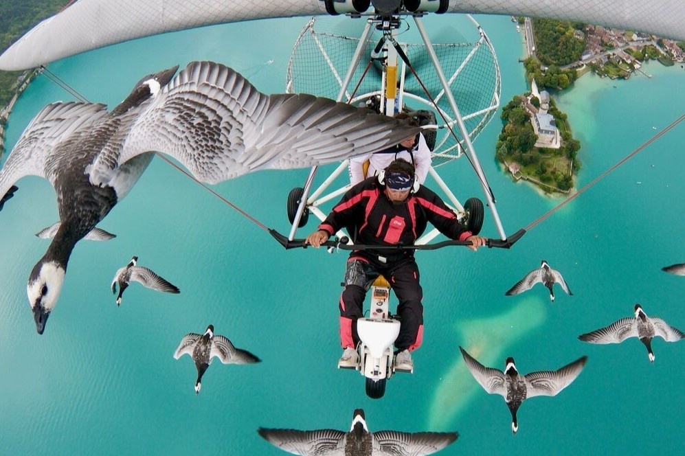 Nguoi dan ong chan ngong moi sang bang tau luon hinh anh