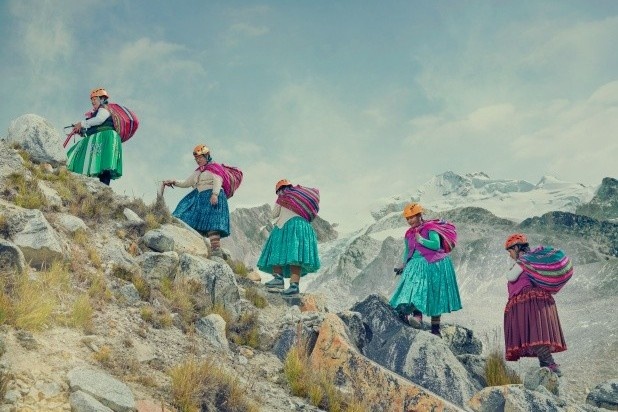 Nhung phu nu mac vay da bong tren dinh nui tuyet hinh anh