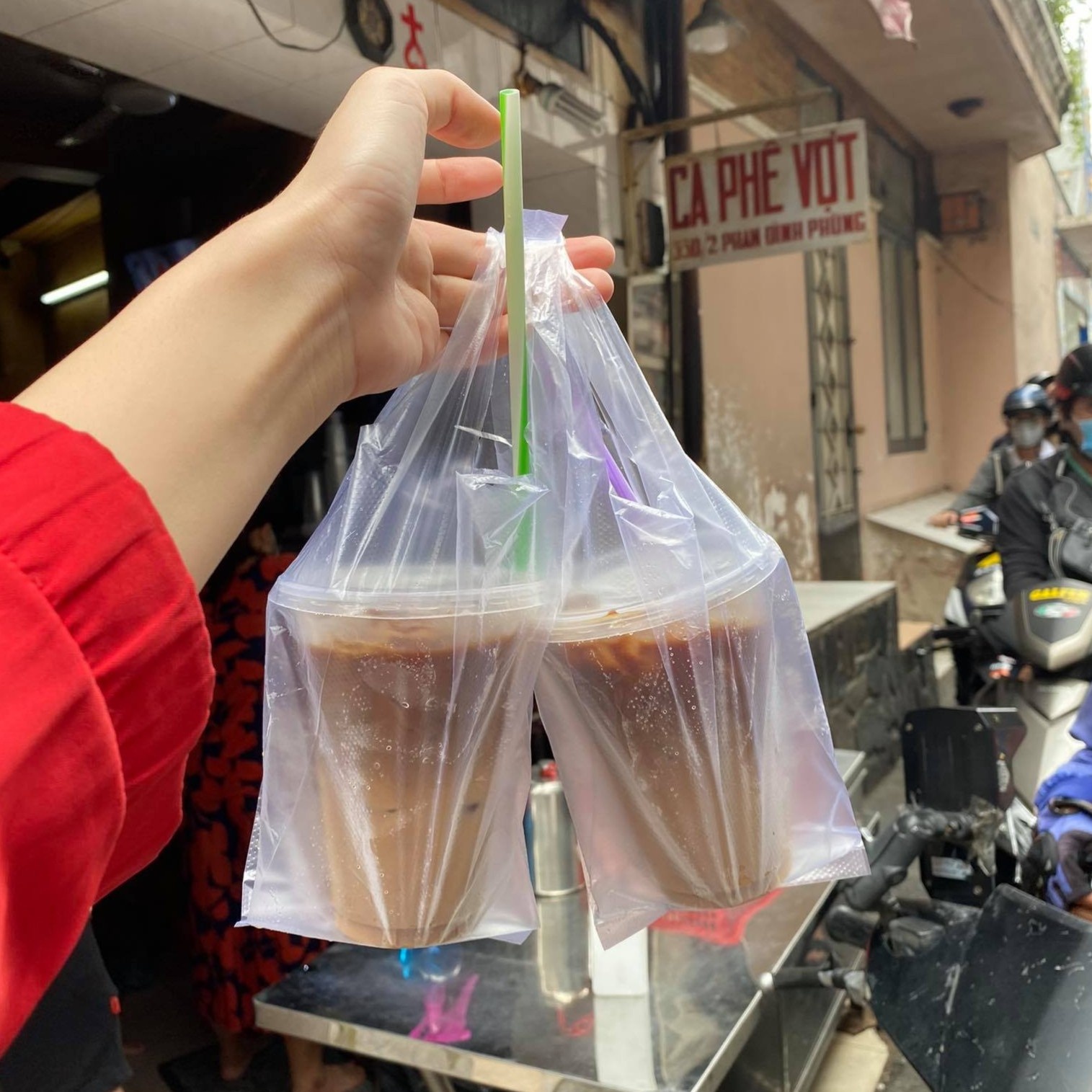 gioi tre xep hang mua do an mang ve anh 8