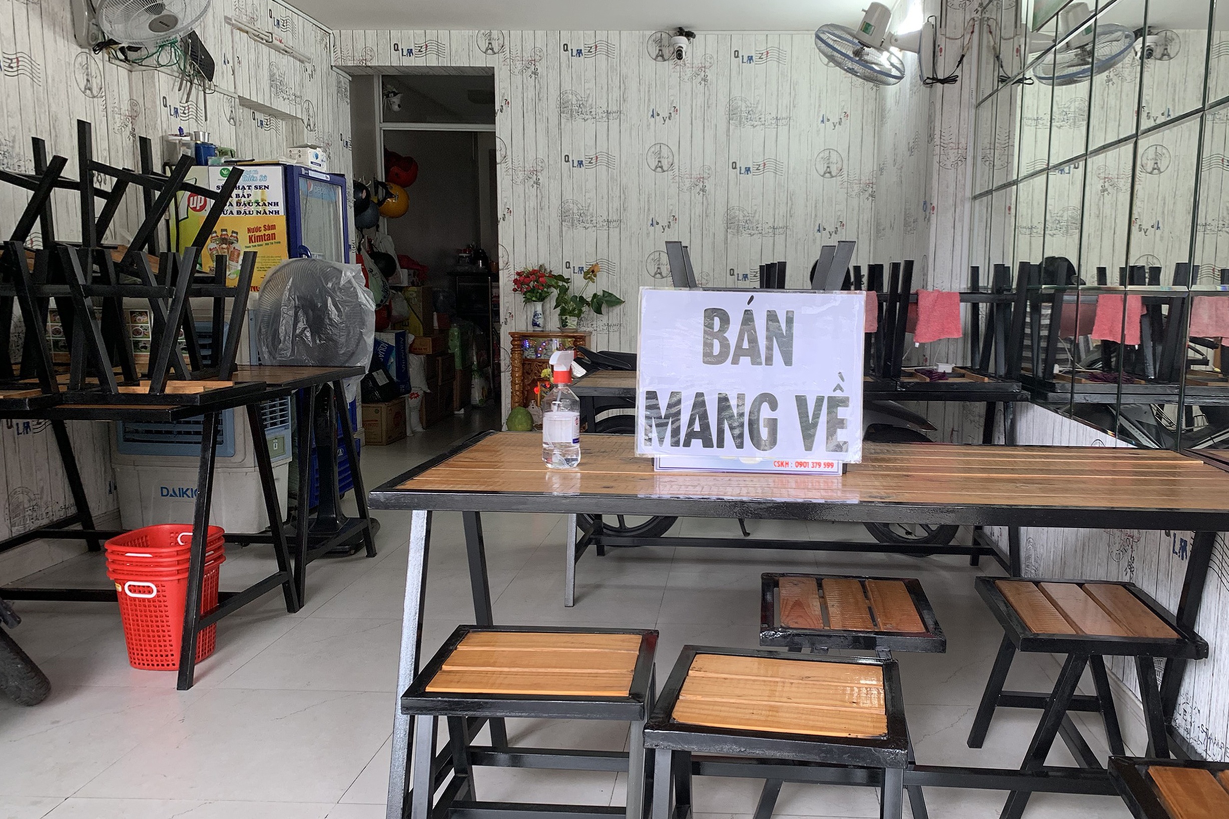 Nhieu quan tren duong Phan Xich Long mo ban lai, diu hiu thuc khach hinh anh