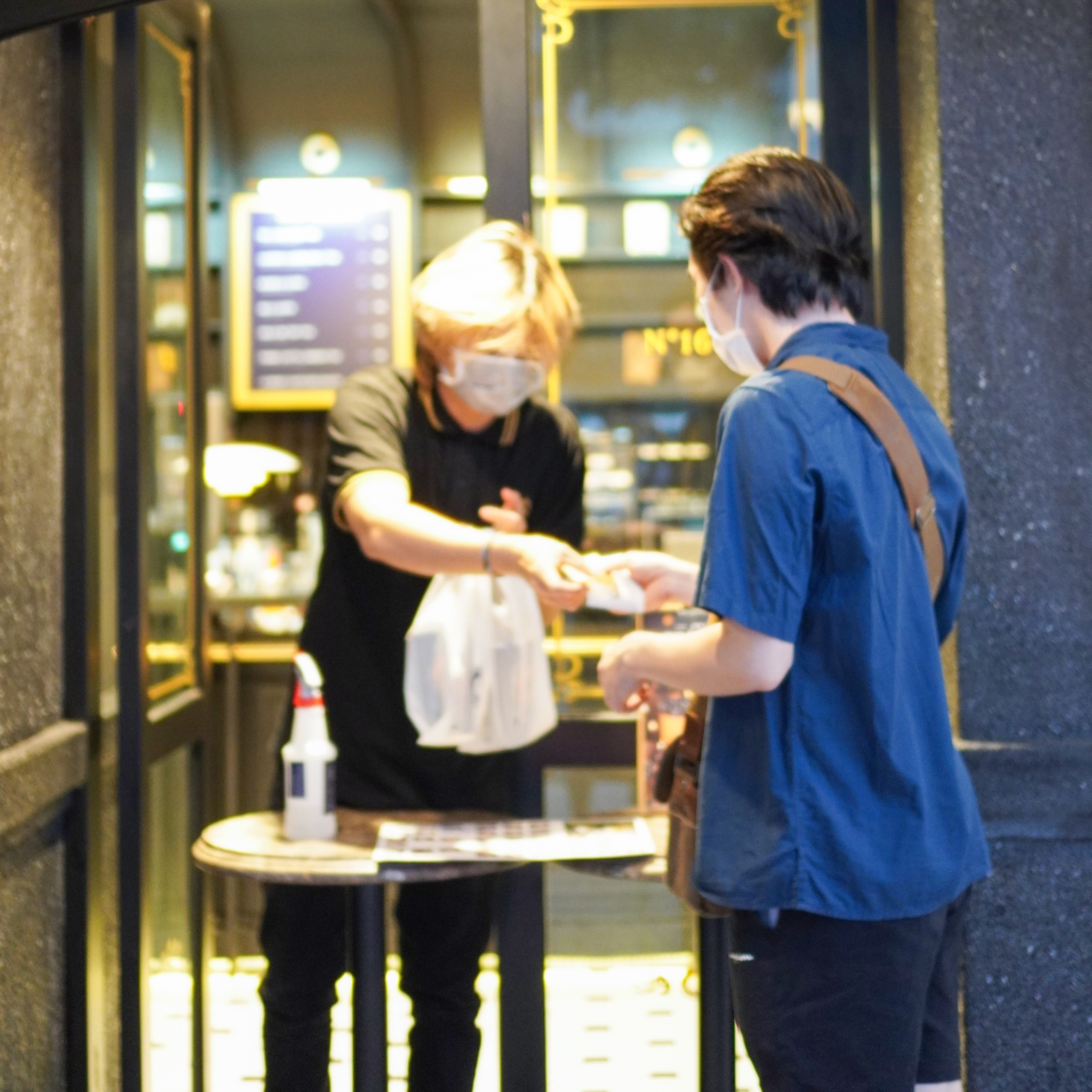 giới trẻ xếp hàng mua đồ ăn mang về ảnh 2 gioi tre xep hang mua do an mang ve anh 2