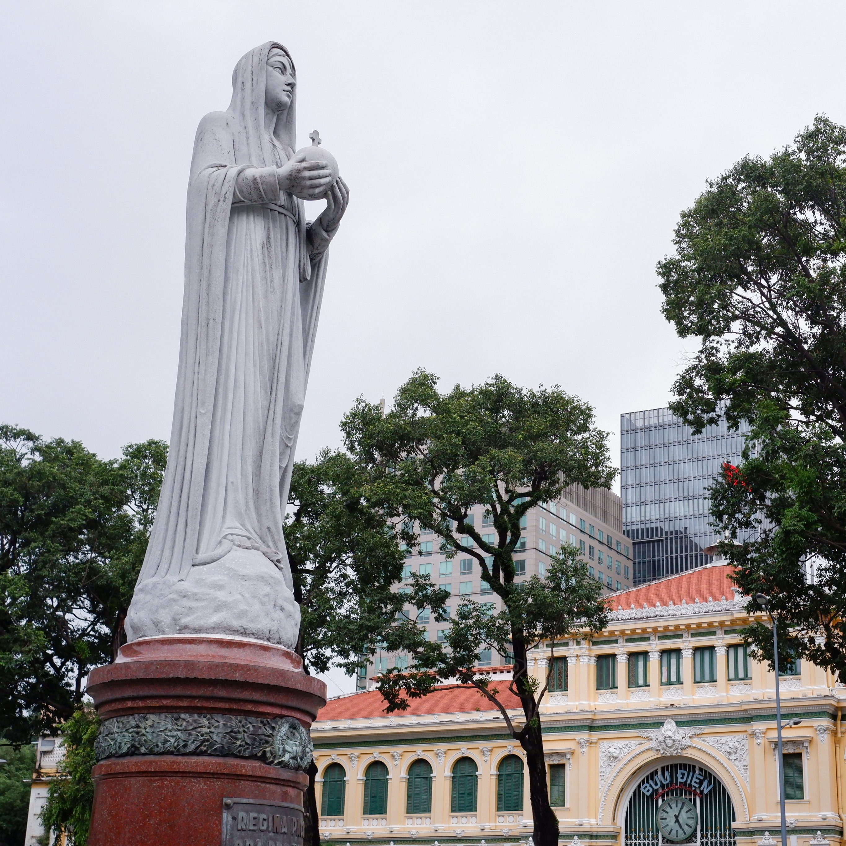 giới trẻ xếp hàng mua đồ ăn mang về ảnh 4 gioi tre xep hang mua do an mang ve anh 4