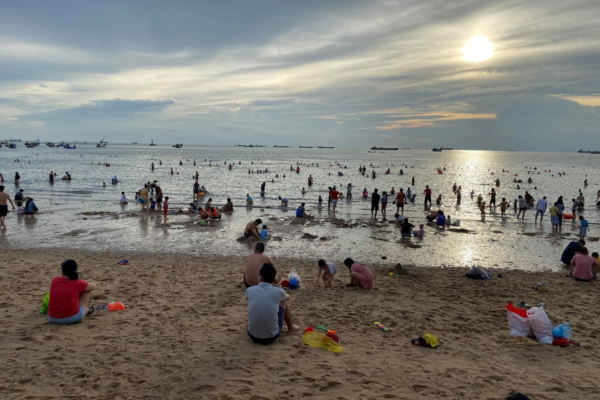 Bai bien Vung Tau dong duc ngay cuoi tuan hinh anh
