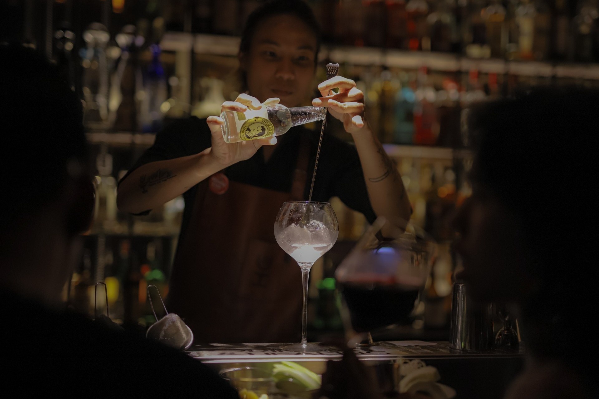 Cho mo cua, quan bar o TP.HCM ban cocktail dong chai hinh anh