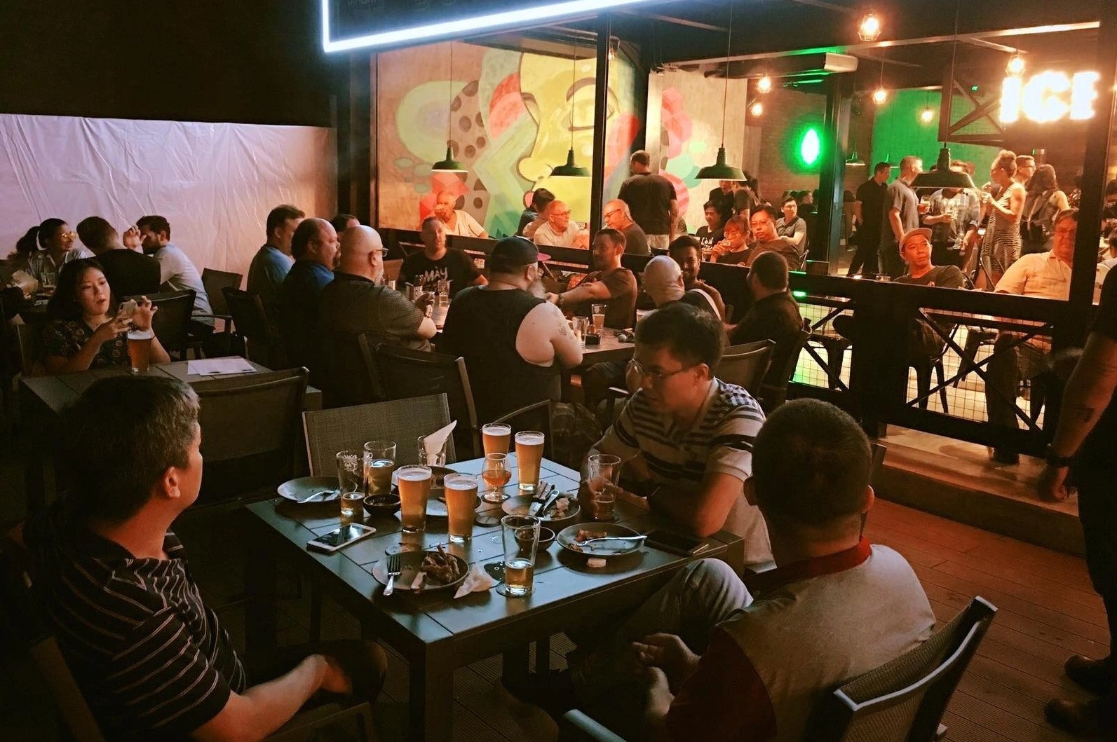 Canh trai nguoc o cac quan nhau tai TP.HCM hinh anh