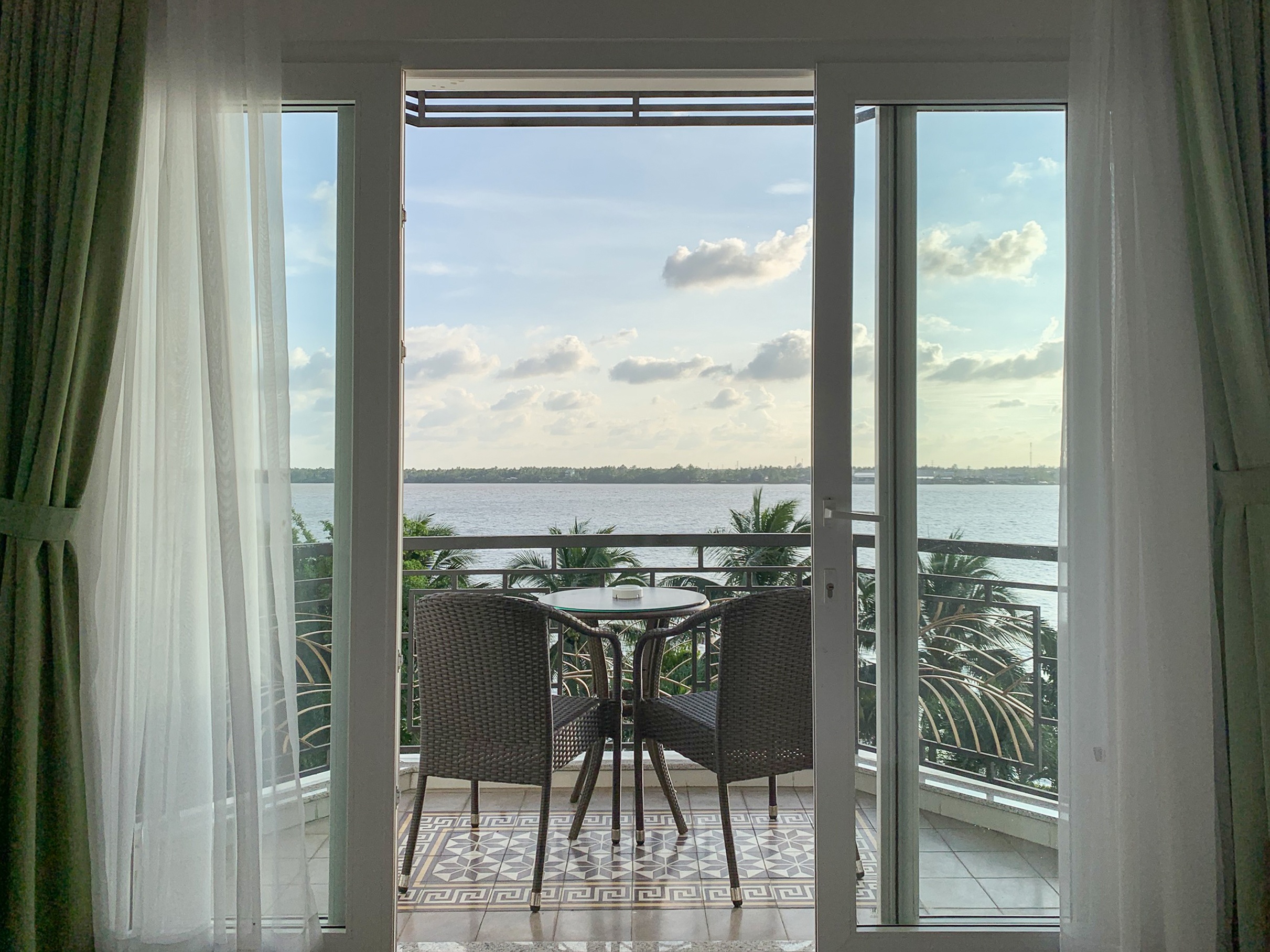 Tour du lich khep kin dau tien hau dich hinh anh