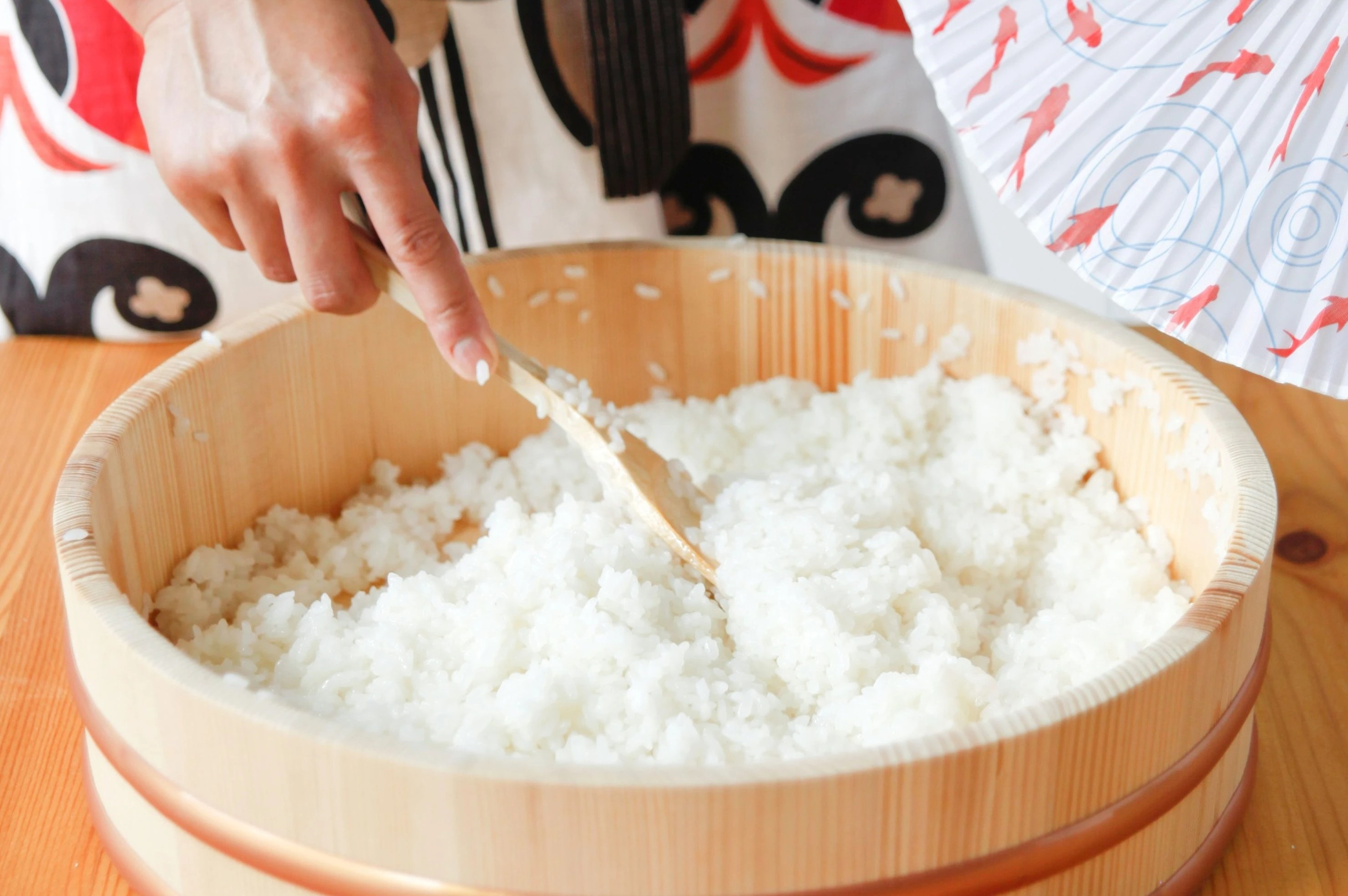 Cach nau com lam sushi chuan vi hinh anh