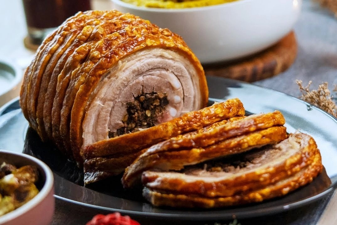 Lam thit heo quay cuon toi den dip Giang sinh hinh anh