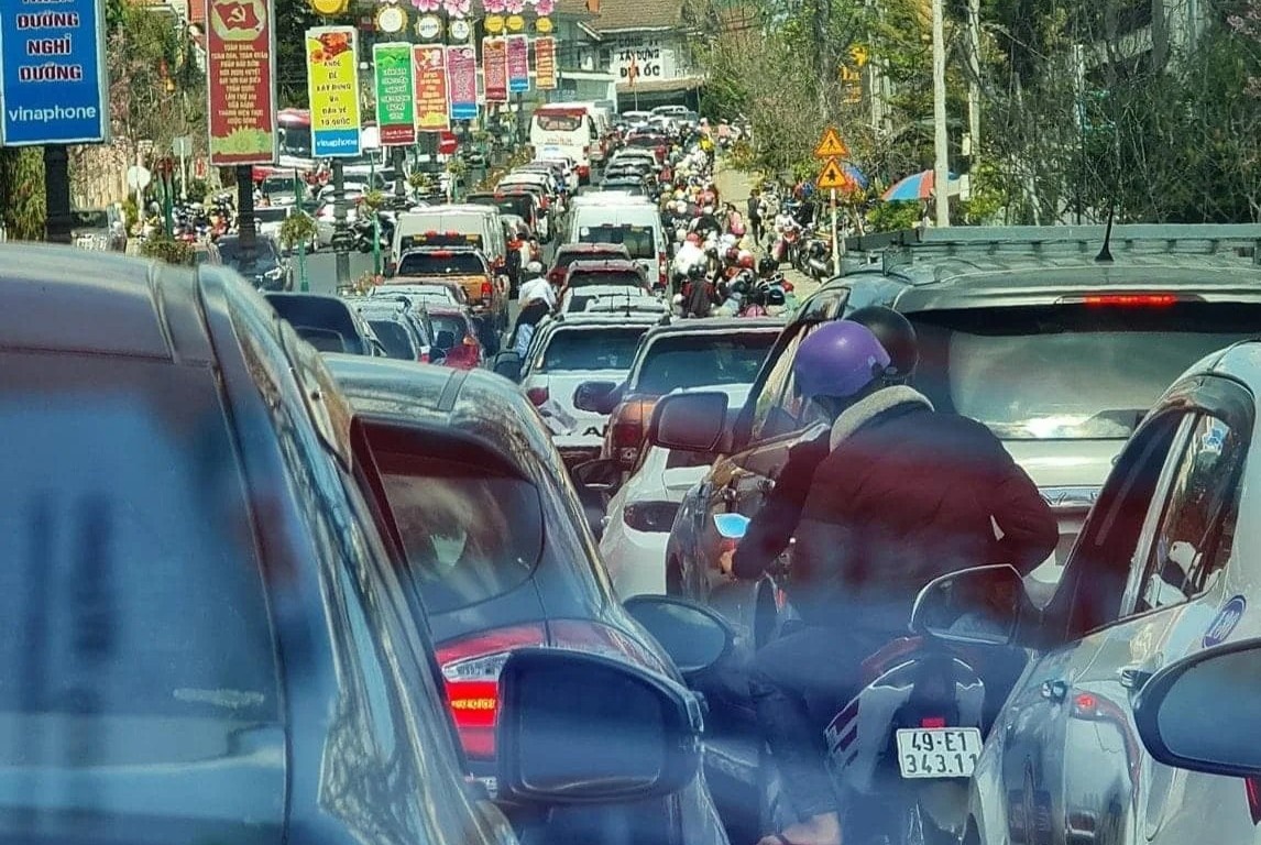 Xe noi duoi di Da Lat, khach chen chuc o bai bien Vung Tau dip Tet hinh anh