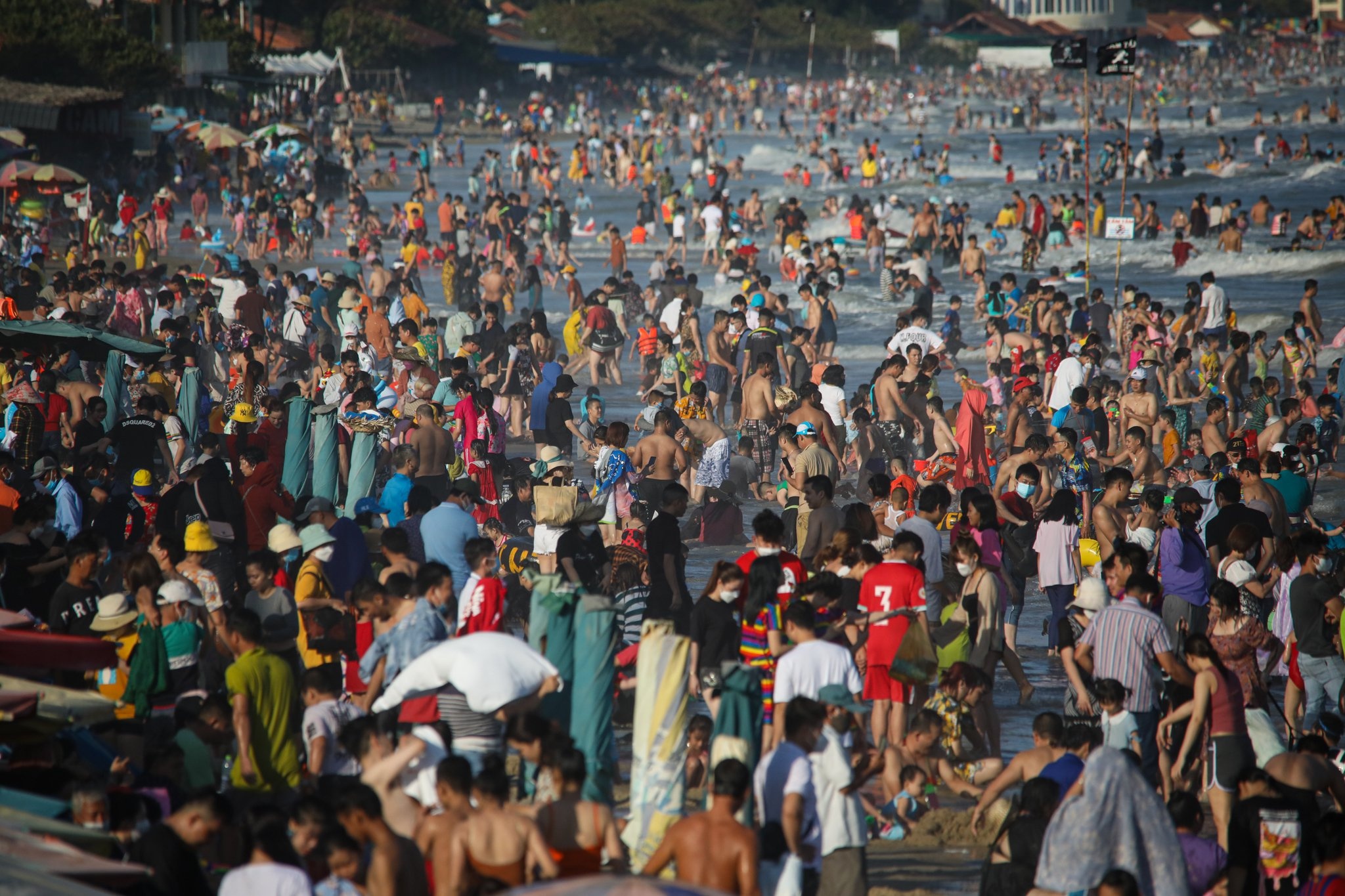 Hon 51.000 luot khach tham quan, tam bien Vung Tau dip Tet hinh anh