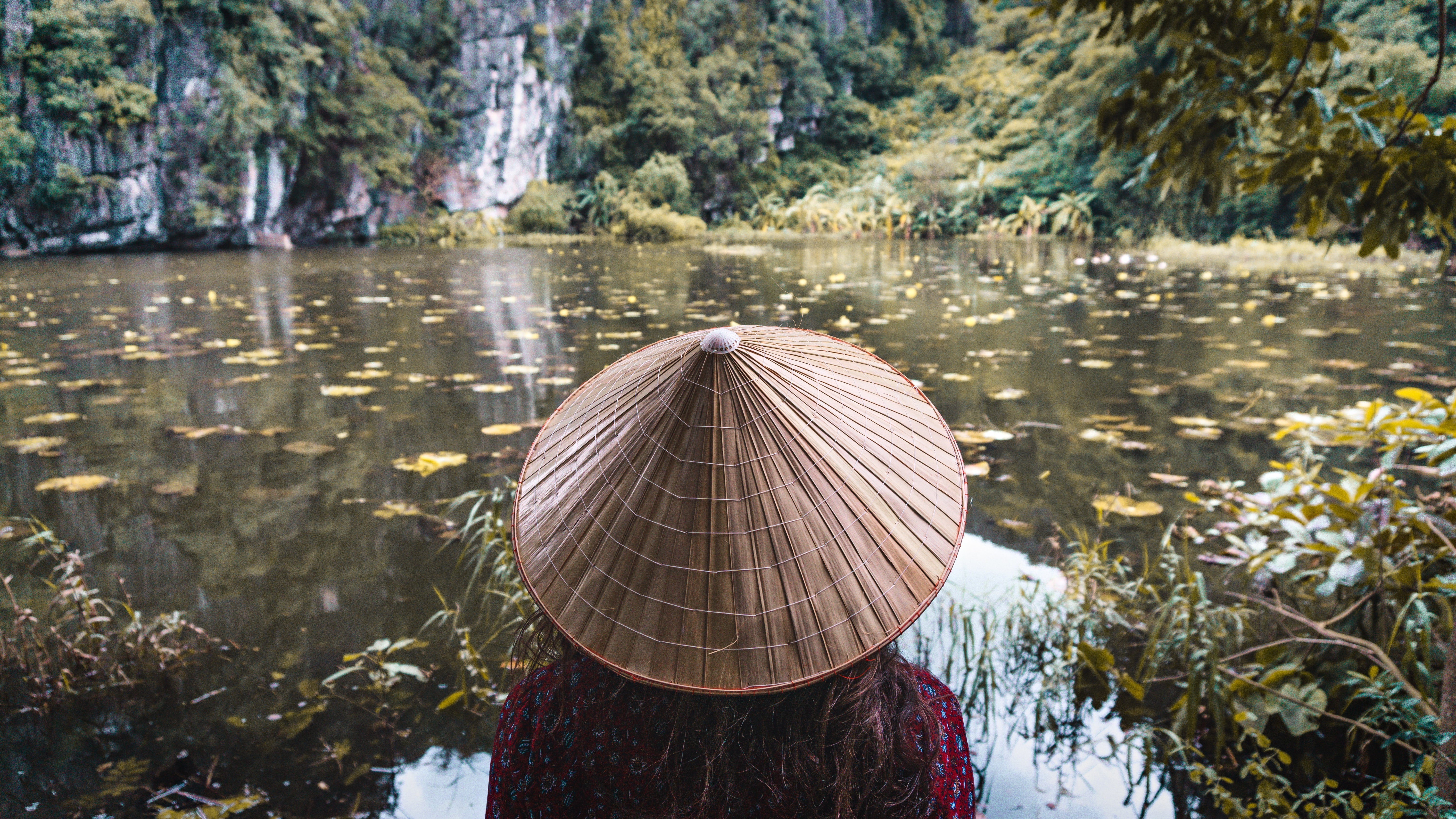 Huong dan vien nho khach, hang lu hanh phan khoi truoc thong tin moi hinh anh