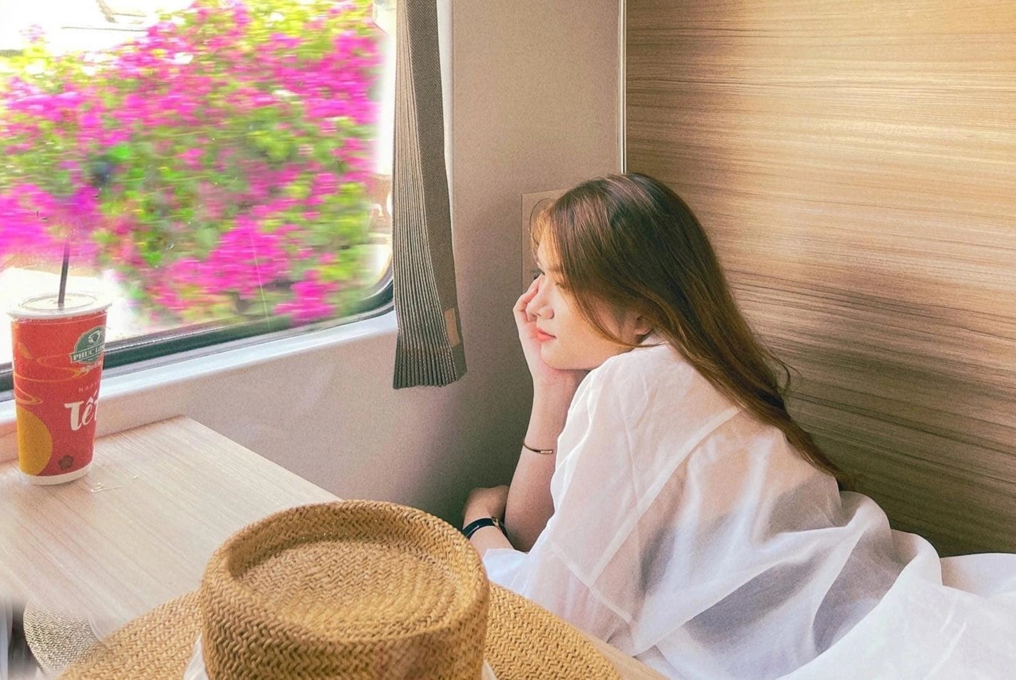 Nguoi tre chuong di du lich gan bang tau hoa hinh anh