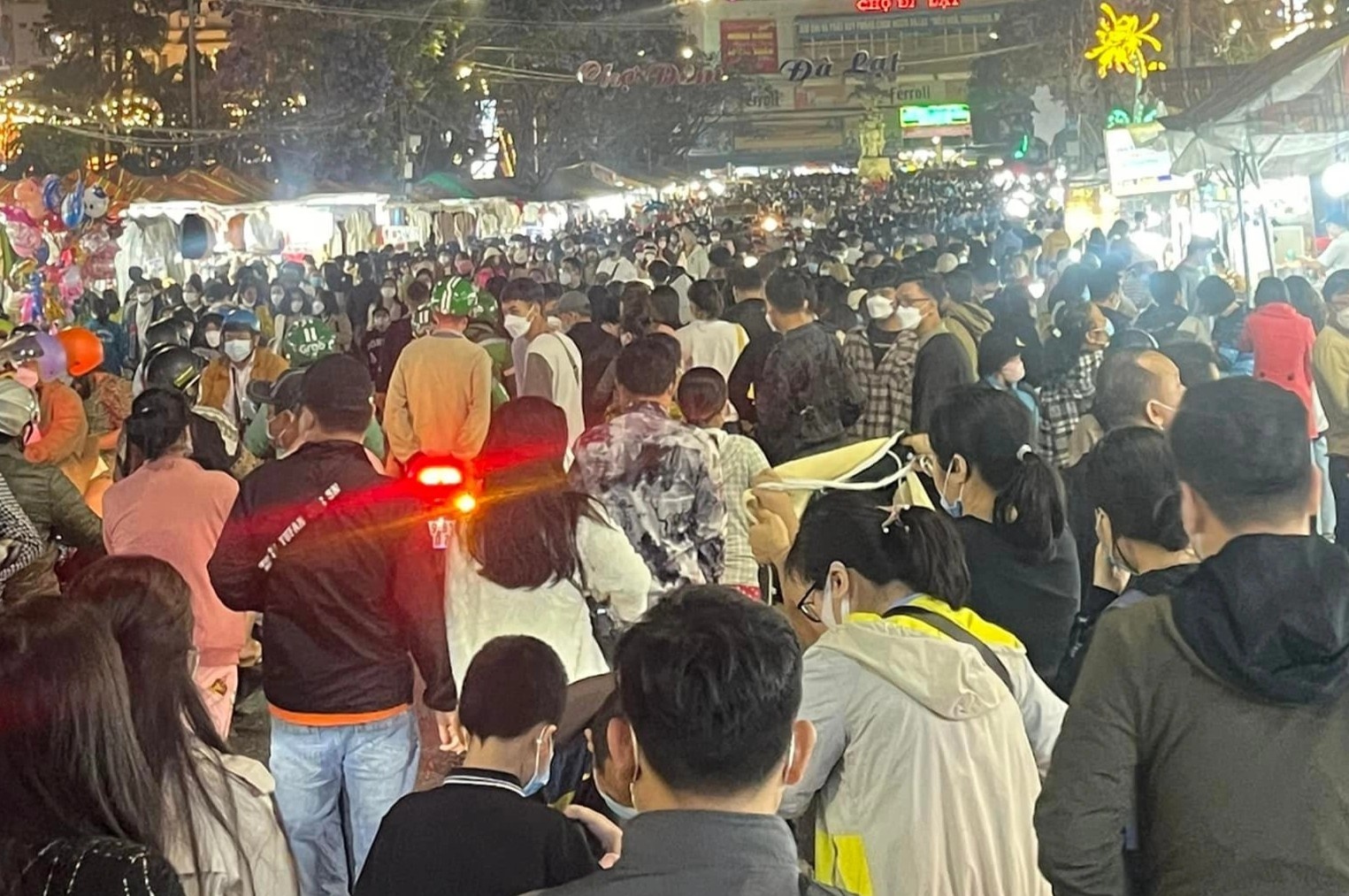 Da Lat don 50.000 khach dip gio To, khong xay ra tinh trang ket xe hinh anh