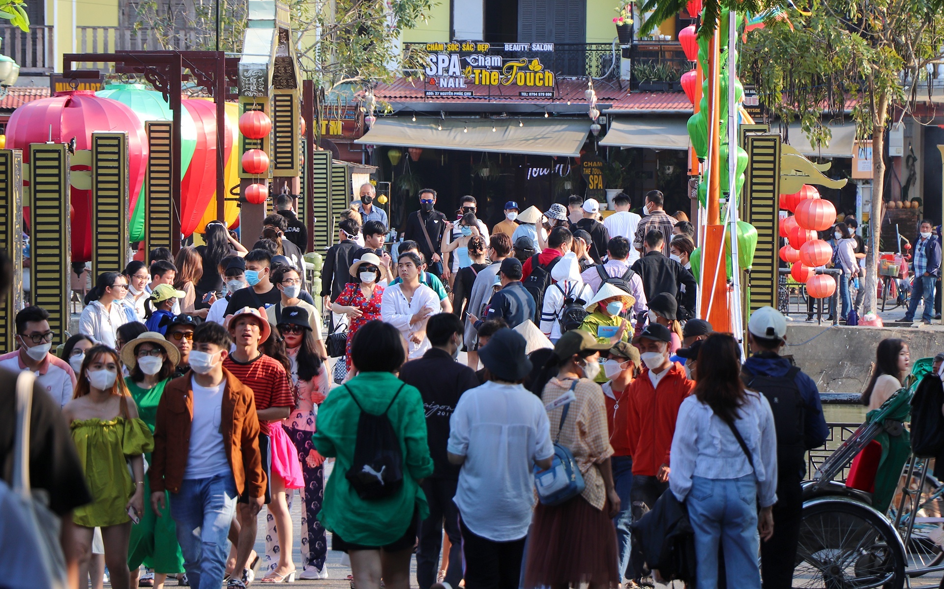 khach du lich dong duc dip gio To anh 3