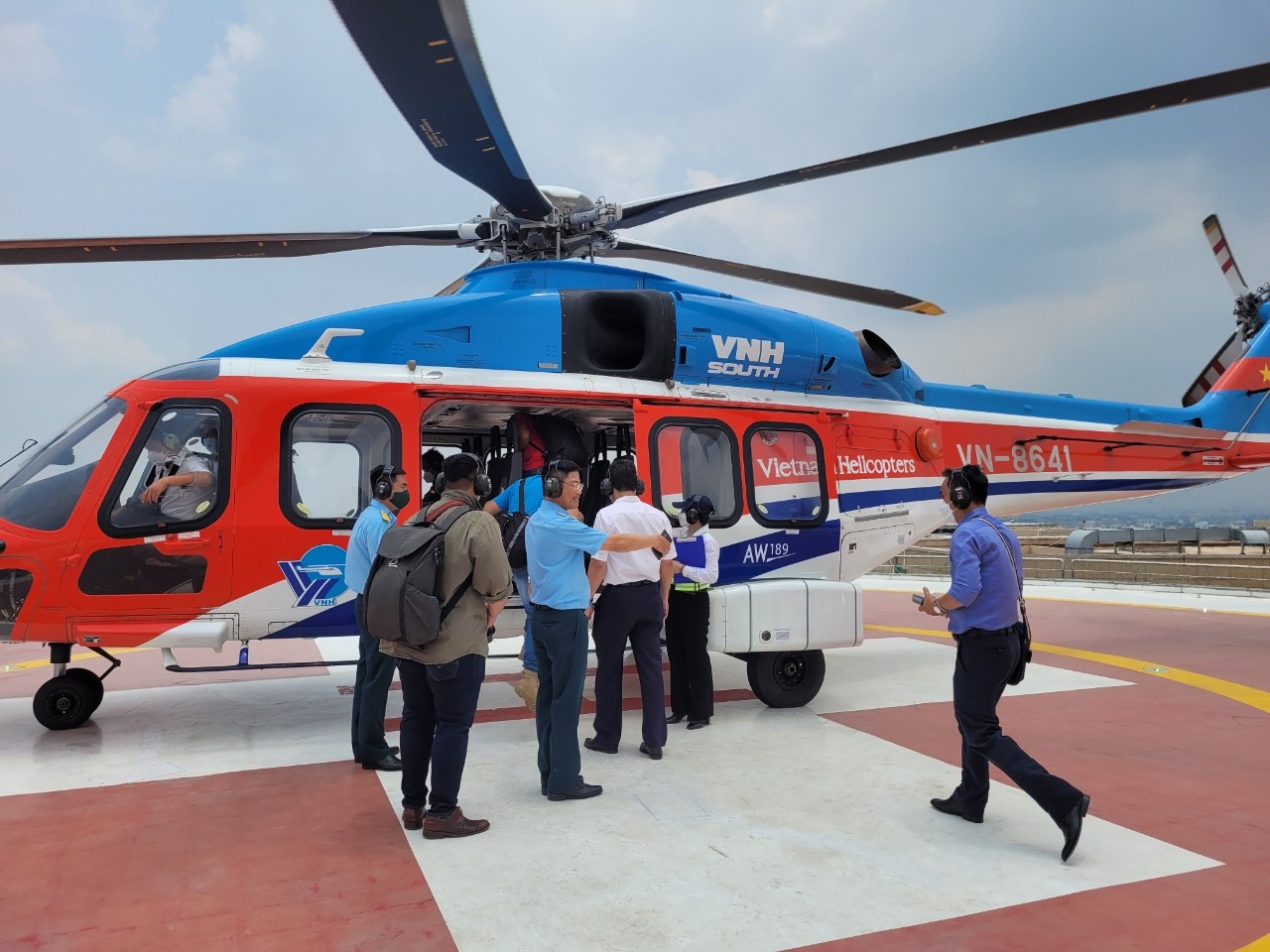 Du khach ngam TP.HCM tu truc thang hinh anh