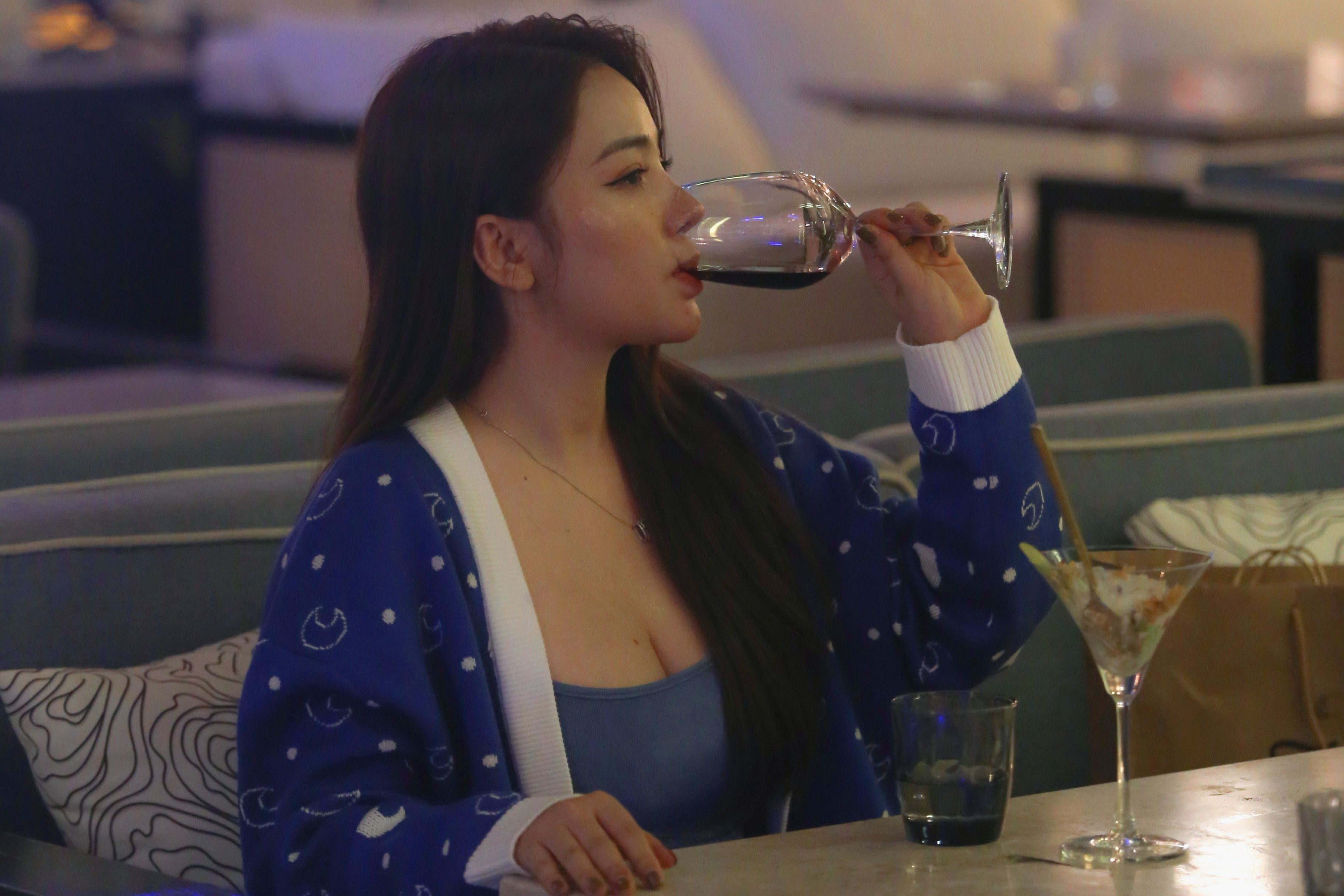 Di an ngay le, hen co ban nhanh, xui phai doi hinh anh