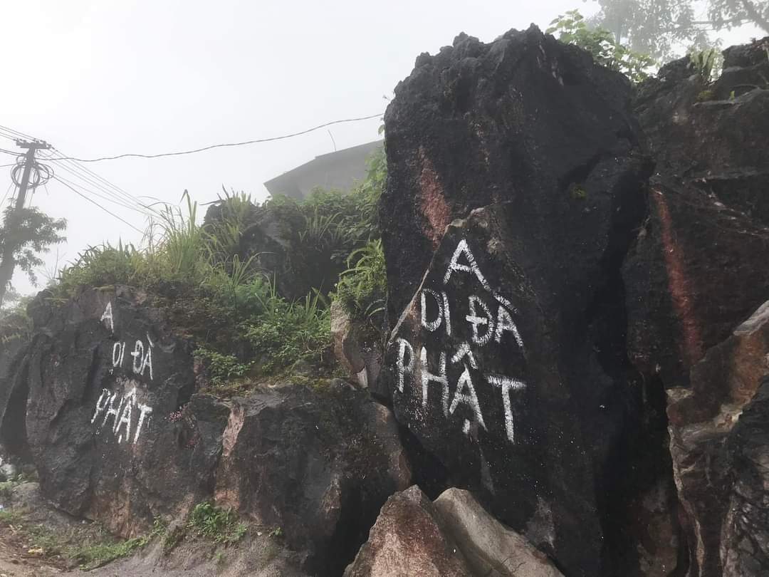 Xoa 33 dong chu bi viet len vach da deo Ma Pi Leng hinh anh