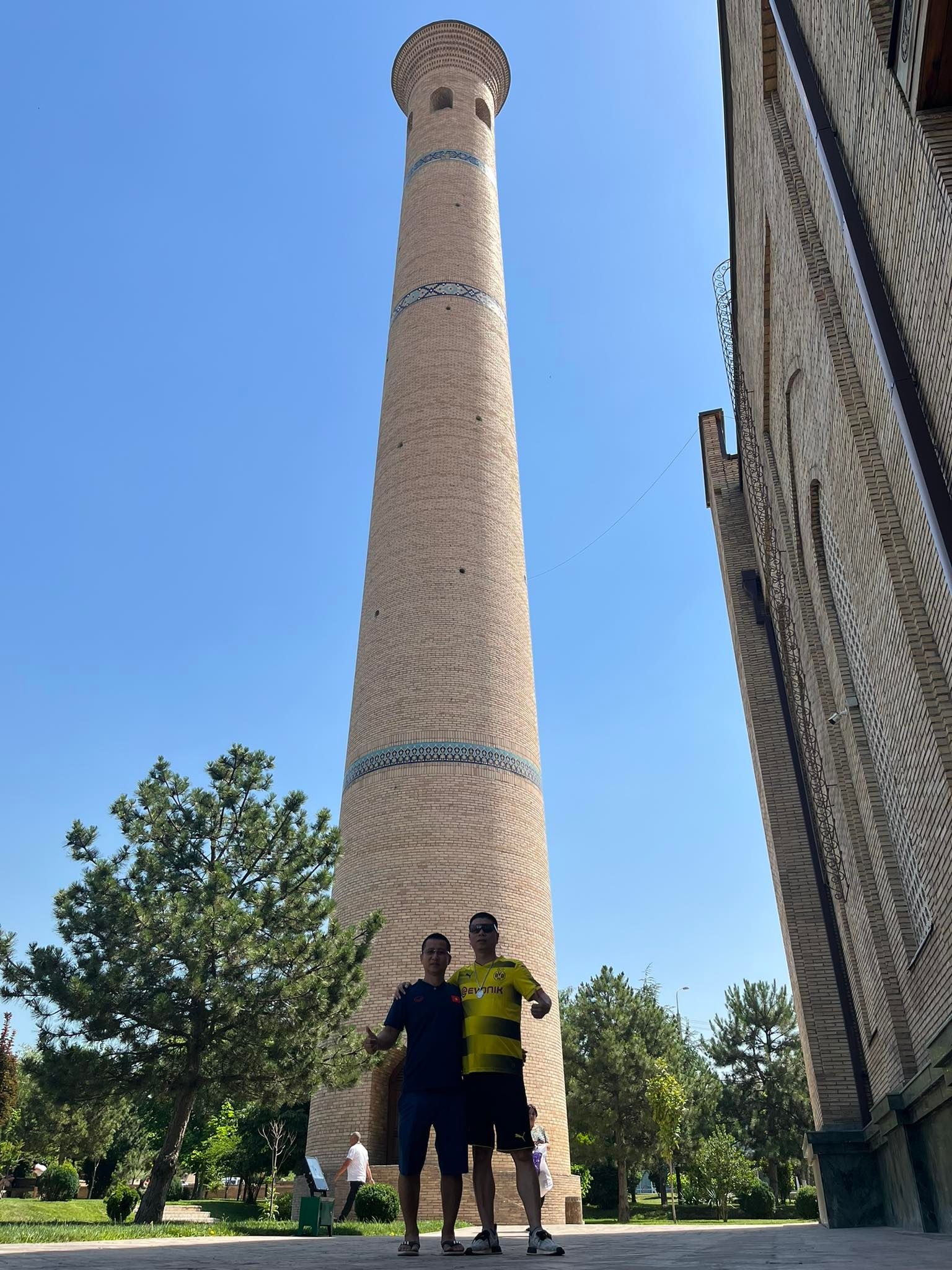 bao nhieu tien di co vu 23 anh 7