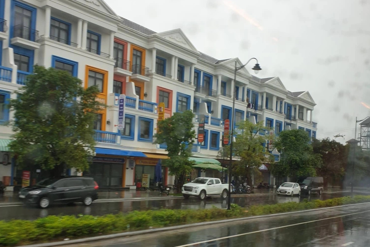 Du khach doi lich trinh o Phu Quoc vi mua bao hinh anh