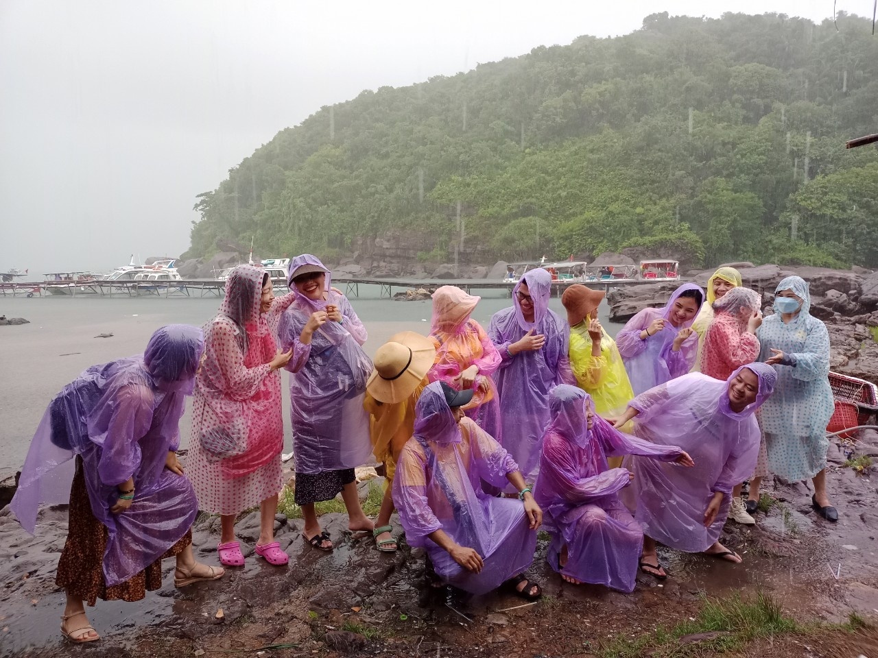 Du khach doi mua di choi Vung Tau, Phu Quoc hinh anh