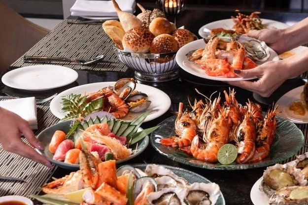 4 nha hang buffet hai san tien trieu o TP.HCM hinh anh