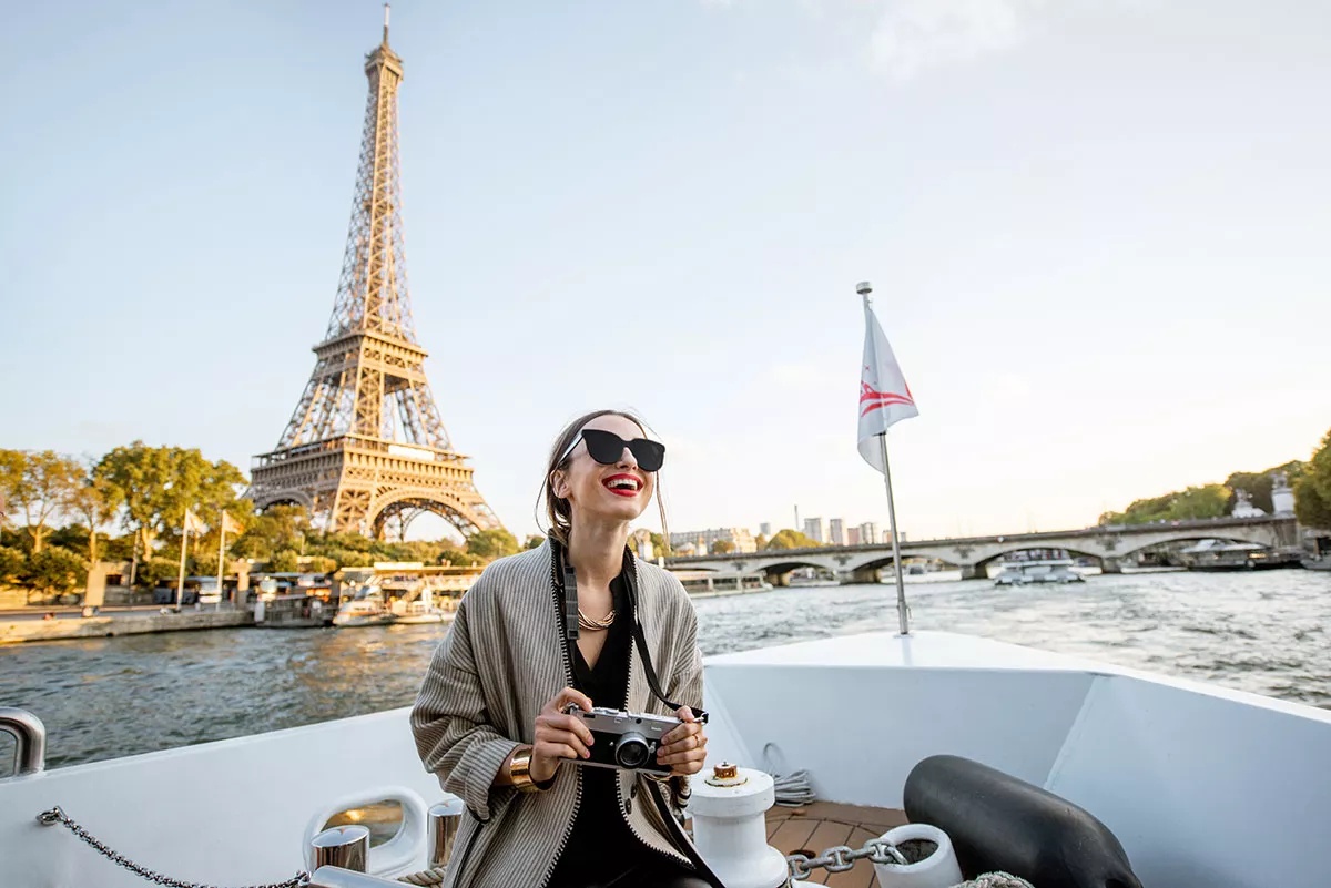 Ly do du khach buon non va bi ao giac khi den Paris hinh anh