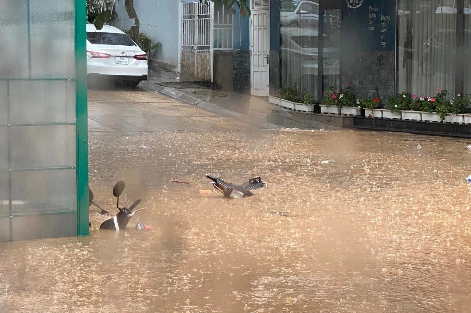 Du khach thay doi lich trinh vi Da Lat ngap nang hinh anh