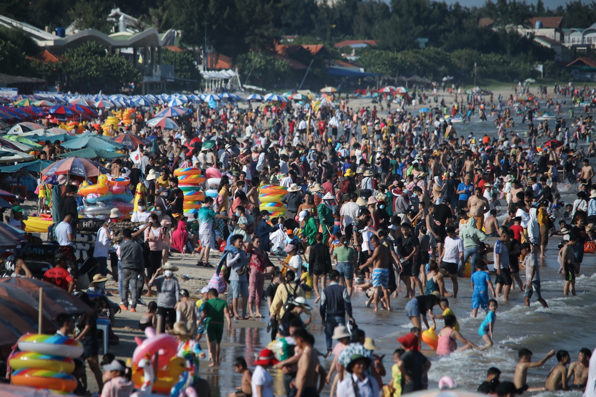 60.000 luot khach tam bien Vung Tau ngay 3/9 hinh anh